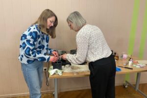 07.03.2026. Sandomierz. Sandomierskie Centrum Kultury. Warsztaty tworzenia świec / Fot. Grażyna Szlęzak-Wójcik - Radio Kielce