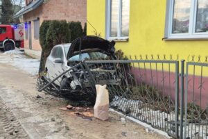 Samochód wjechał w budynek. Policja wyjaśnia przyczyny - Radio Kielce 03.02.2026. Małogoszcz. Wypadek / źródło: policja