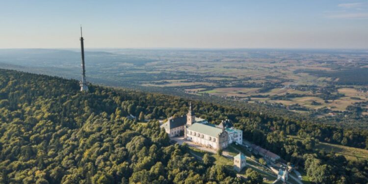 Królowie będą witać turystów zmierzających na Święty Krzyż