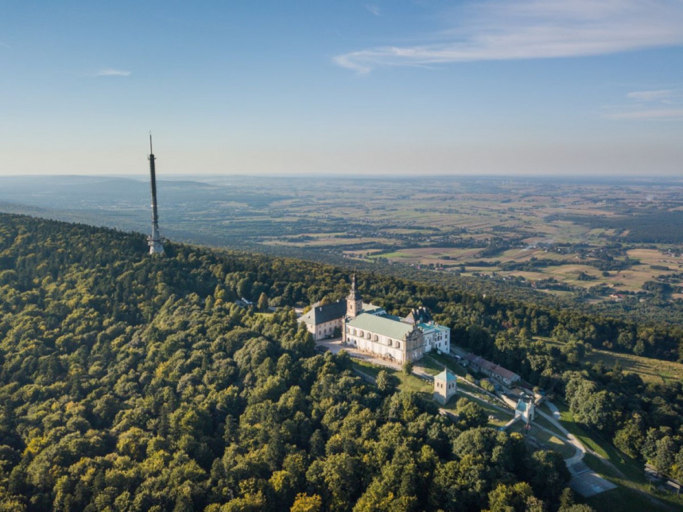 Klasztor Misjonarzy Oblatów Maryi Niepokalanej na Świętym Krzyżu / Źródło: swietokrzyskie.pro
