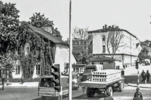Kielce. Ulica Jana Pawła II. 1968 rok. Skrzyżowanie ulic Wesołej i Jana Pawła II / źródło: fotopolska.eu; fotografia z kolekcji Ewy Żymańczyk