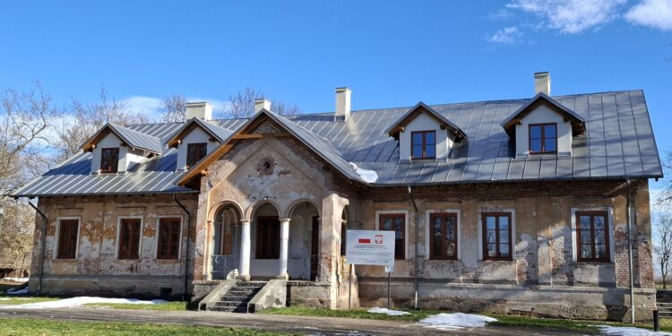 Zabytkowy dwór w Ruszczy przejdzie kolejny etap rewitalizacji