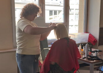 Obcięli włosy i pomogli chorym na raka