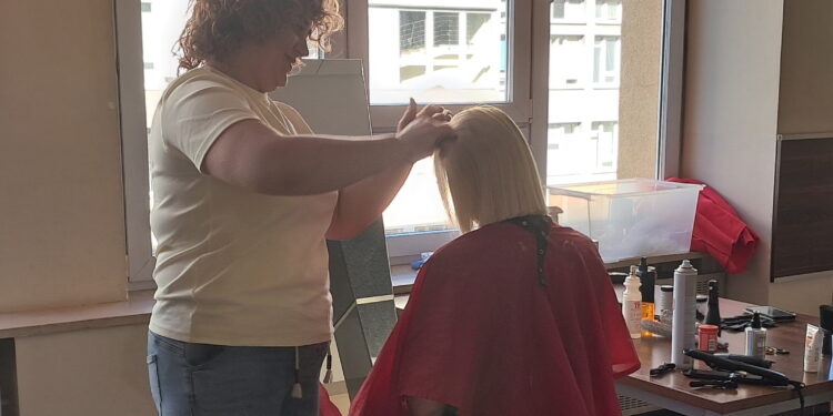 Obcięli włosy i pomogli chorym na raka