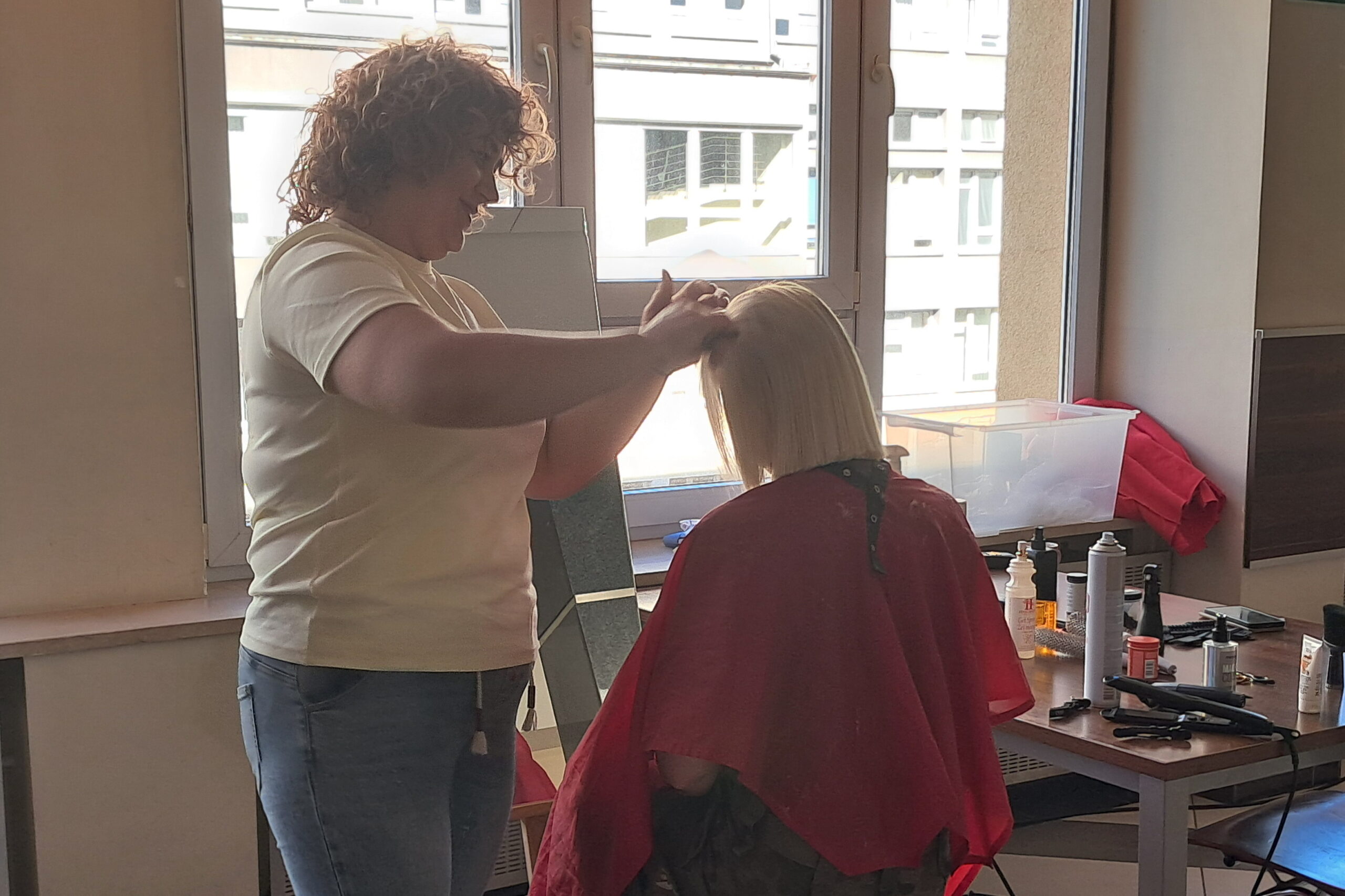 Obcięli włosy i pomogli chorym na raka