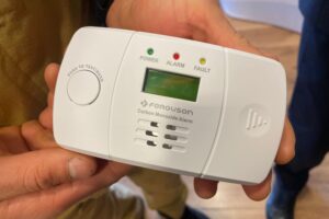 16.02.2026. Sandomierz. Ośrodek Pomocy Społecznej w Sandomierzu rozdaje czujki / Fot. Grażyna Szlęzak-Wójcik - Radio Kielce