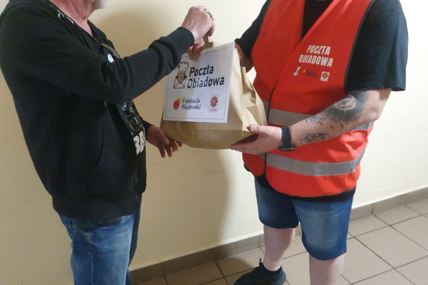 „Poczta obiadowa” dostarcza do domów posiłki dla najuboższych