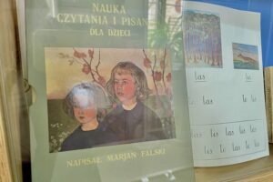 12.02.2026. Kielce. Pedagogiczna Biblioteka Wojewódzka im. Gustawa Herlinga-Grudzińskiego w Kielcach. Otwarcie wystaw „Elementarz dobrych wspomnień” oraz „Nauczanie w klasach początkowych na przestrzeni lat – prezentacja podręczników i materiałów metodycznych ze zbiorów biblioteki” / Fot. Dorota Klusek - Radio Kielce