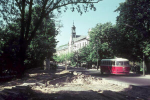 Kielce. Ulica Jana Pawła II. Lata 1969-1971. Kościół św. Trójcy przy ul. Jana Pawła II / źródło: facebook.com/kieleckieinwestycje