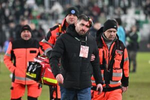 13.02.2026. Radom. Dyrektor komunikacji i marketingu Korony Kielce Michał Siejak z rozciętą głową wyprowadzany przez ratowników medycznych po meczu 21. kolejki piłkarskiej Ekstraklasy z Radomiakiem Radom / Fot. PAP/Piotr Polak
