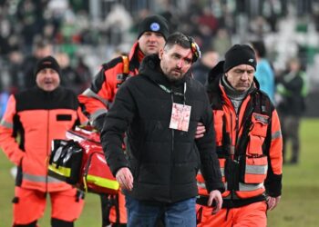 13.02.2026. Radom. Dyrektor komunikacji i marketingu Korony Kielce Michał Siejak z rozciętą głową wyprowadzany przez ratowników medycznych po meczu 21. kolejki piłkarskiej Ekstraklasy z Radomiakiem Radom / Fot. PAP/Piotr Polak