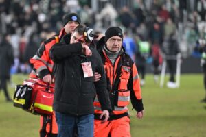 13.02.2026. Radom. Dyrektor komunikacji i marketingu Korony Kielce Michał Siejak z rozciętą głową wyprowadzany przez ratowników medycznych po meczu 21. kolejki piłkarskiej Ekstraklasy z Radomiakiem Radom / Fot. PAP/Piotr Polak