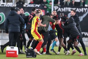 13.02.2026. Radom. Przepychanki pomiędzy piłkarzami Radomiaka Radom i Korony Kielce po zakończeniu meczu 21. kolejki Ekstraklasy / Fot. PAP/Piotr Polak