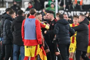 13.02.2026. Radom. Przepychanki pomiędzy piłkarzami Radomiaka Radom i Korony Kielce po zakończeniu meczu 21. kolejki Ekstraklasy / Fot. PAP/Piotr Polak