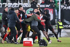 13.02.2026. Radom. Przepychanki pomiędzy piłkarzami Radomiaka Radom i Korony Kielce po zakończeniu meczu 21. kolejki Ekstraklasy / Fot. PAP/Piotr Polak