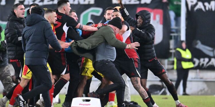 13.02.2026. Radom. Przepychanki pomiędzy piłkarzami Radomiaka Radom i Korony Kielce po zakończeniu meczu 21. kolejki Ekstraklasy / Fot. PAP/Piotr Polak