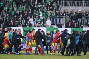 13.02.2026. Radom. Przepychanki pomiędzy piłkarzami Radomiaka Radom i Korony Kielce po zakończeniu meczu 21. kolejki Ekstraklasy / Fot. PAP/Piotr Polak