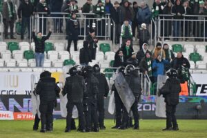 13.02.2026. Radom. Służby porządkowe w akcji po meczu 21. kolejki piłkarskiej Ekstraklasy Radomiak Radom - Korona Kielce / Fot. PAP/Piotr Polak