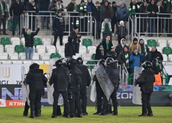 13.02.2026. Radom. Służby porządkowe w akcji po meczu 21. kolejki piłkarskiej Ekstraklasy Radomiak Radom - Korona Kielce / Fot. PAP/Piotr Polak
