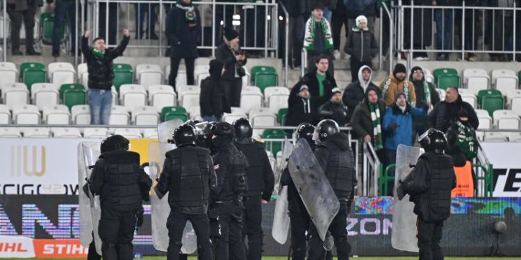 13.02.2026. Radom. Służby porządkowe w akcji po meczu 21. kolejki piłkarskiej Ekstraklasy Radomiak Radom - Korona Kielce / Fot. PAP/Piotr Polak