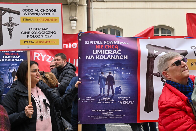 Przedstawiciele szpitali powiatowych i samorządów protestowali przed Ministerstwem Zdrowia - Radio Kielce