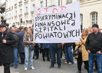 Przedstawiciele szpitali powiatowych i samorządów protestowali przed Ministerstwem Zdrowia