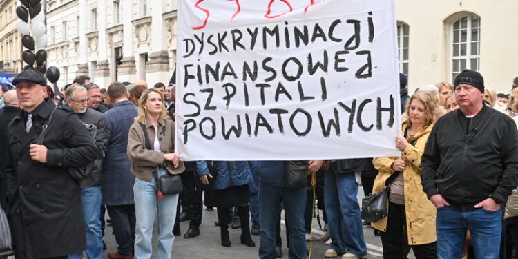 Przedstawiciele szpitali powiatowych i samorządów protestowali przed Ministerstwem Zdrowia