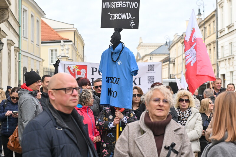Przedstawiciele szpitali powiatowych i samorządów protestowali przed Ministerstwem Zdrowia - Radio Kielce