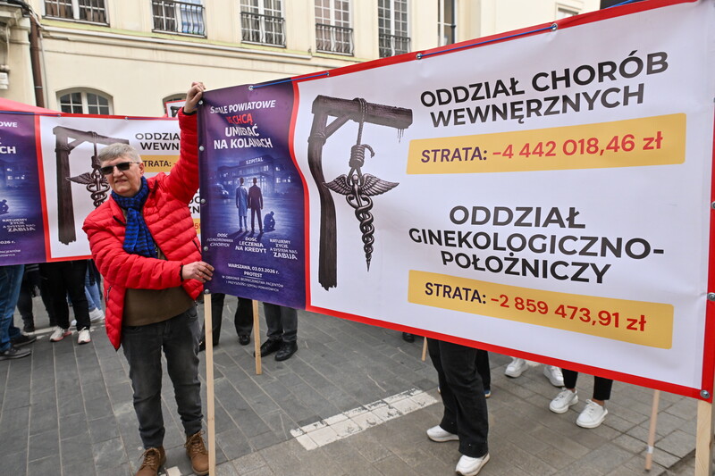 Przedstawiciele szpitali powiatowych i samorządów protestowali przed Ministerstwem Zdrowia