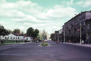 Kielce. Ulica Jana Pawła II. Lata 1969-1971. Ulica Jana Pawła II - widok w kierunku skrzyżowania z ulicą Ogrodową / źródło: facebook.com/kieleckieinwestycje