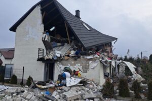 22.02.2026. Brzezinki w gminie Masłów. Wybuch gazu w domu jednorodzinnym / Fot. Straż Pożarna