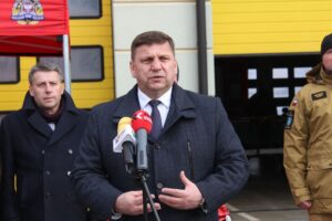 18.02.2026. Pińczów. Na placu Komendy Powiatowej PSP w Pińczowie zaprezentowano nowoczesny sprzęt zakupiony w ramach programu ochrony ludności i obrony cywilnej / Fot. Marta Gajda-Kruk - Radio Kielce