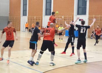 Prezent dla trenera. Lider pokonany - Radio Kielce 20.02.2026. Kielce. 17. kolejka grupy D I ligi piłkarzy ręcznych. Mecz: UKS SMS Wybicki Kielce - KSZO Ostrowiec / Fot. Maciej Makuła - Radio Kielce