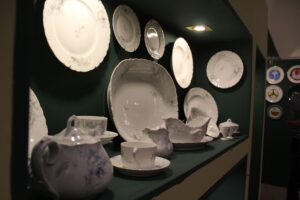 21.02.2026. Pińczów. Muzeum Regionalne w Pińczowie przygotowuje się do niezwykłej wystawy porcelany / Fot. Marta Gajda-Kruk - Radio Kielce