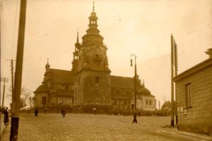 Kielce. Ulica Jana Pawła II. 1914 rok. Bazylika Katedralna Wniebowzięcia Najświętszej Maryi Panny / źródło: fotopolska.eu