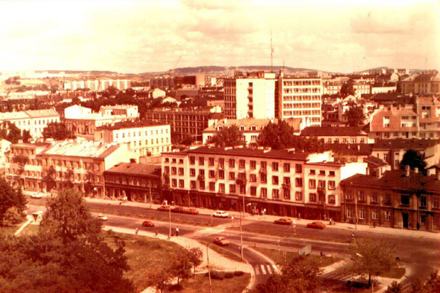 Kielce. Ulica Jana Pawła II. Lata 1980-1987 / źródło: facebook.com/KielceNaPrzestrzeniLat