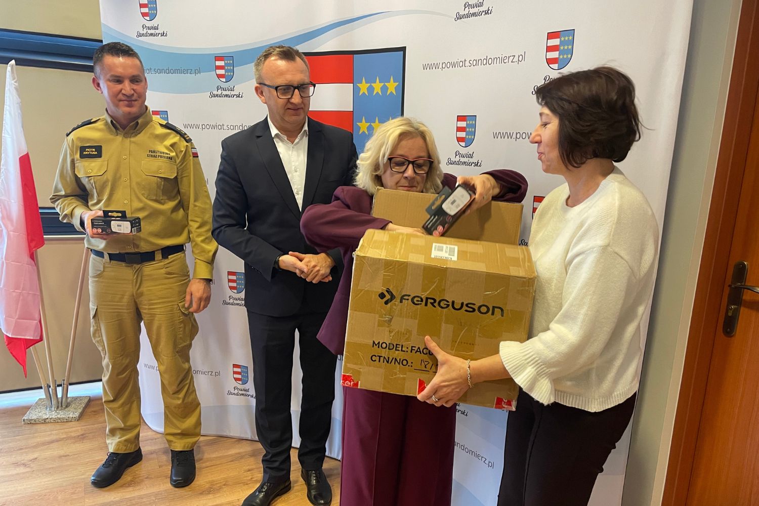 16.02.2026. Sandomierz. Ośrodek Pomocy Społecznej w Sandomierzu rozdaje czujki / Fot. Grażyna Szlęzak-Wójcik - Radio Kielce