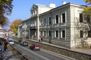 Kielce. Ulica Jana Pawła II. 2006 rok. Budynek Kurii Diecezjalnej / źródło: fotopolska.eu