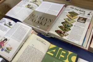 12.02.2026. Kielce. Pedagogiczna Biblioteka Wojewódzka im. Gustawa Herlinga-Grudzińskiego w Kielcach. Otwarcie wystaw „Elementarz dobrych wspomnień” oraz „Nauczanie w klasach początkowych na przestrzeni lat – prezentacja podręczników i materiałów metodycznych ze zbiorów biblioteki” / Fot. Dorota Klusek - Radio Kielce