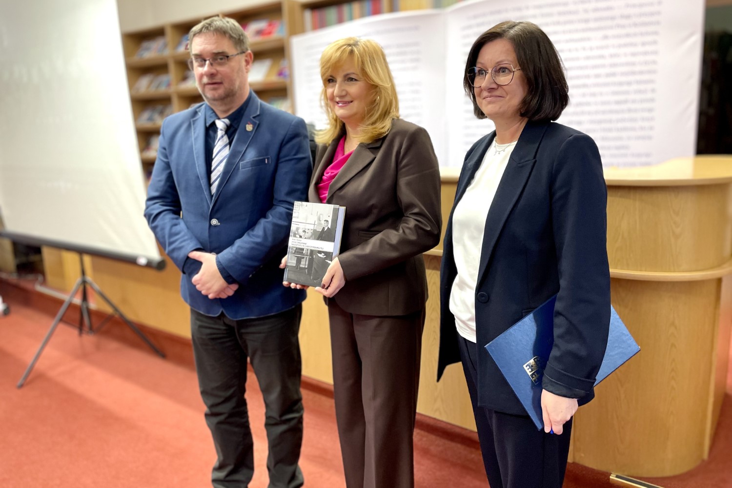 12.02.2026. Kielce. Pedagogiczna Biblioteka Wojewódzka im. Gustawa Herlinga-Grudzińskiego w Kielcach. Otwarcie wystaw „Elementarz dobrych wspomnień” oraz „Nauczanie w klasach początkowych na przestrzeni lat – prezentacja podręczników i materiałów metodycznych ze zbiorów biblioteki” / Fot. Dorota Klusek - Radio Kielce