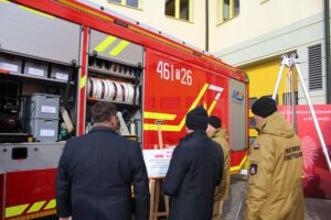 18.02.2026. Pińczów. Na placu Komendy Powiatowej PSP w Pińczowie zaprezentowano nowoczesny sprzęt zakupiony w ramach programu ochrony ludności i obrony cywilnej / Fot. Marta Gajda-Kruk - Radio Kielce