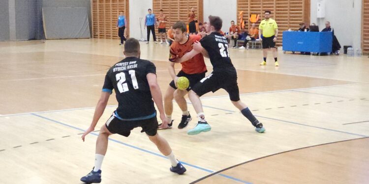 20.02.2026. Kielce. 17. kolejka grupy D I ligi piłkarzy ręcznych. Mecz: UKS SMS Wybicki Kielce - KSZO Ostrowiec / Fot. Maciej Makuła - Radio Kielce