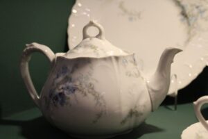 21.02.2026. Pińczów. Muzeum Regionalne w Pińczowie przygotowuje się do niezwykłej wystawy porcelany / Fot. Marta Gajda-Kruk - Radio Kielce