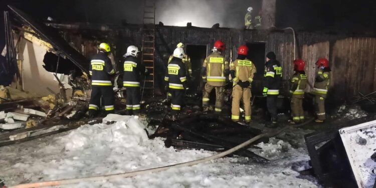 Drewniany dom spłonął w nocnym pożarze