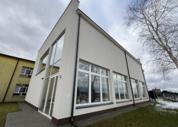 Dzieci z wiejskiej szkoły będą miały gdzie ćwiczyć - Radio Kielce 13.02.2026. Makoszyn. Oficjalne otwarcie salu gimnastycznej / Fot. Marcin Marszałek - Radio Kielce