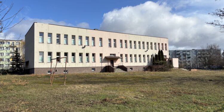 W Jędrzejowie powstanie wyjątkowa placówka opiekuńcza - Radio Kielce 25.02.2026. Jędrzejów. Miejsce, w którym ma powstać dzienny dom opieki oraz przedszkole / Fot. Marcin Marszałek - Radio Kielce