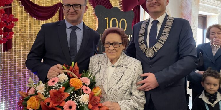 13.02.2026. Sandomierz. Setne urodziny Danuty Targowskiej / Fot. Grażyna Szlęzak - Radio Kielce