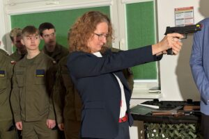 Ostrowiec Świętokrzyski. Otwarcie strzelnicy wirtualnej w ZSMS / Fot. Anna Głąb - Radio Kielce