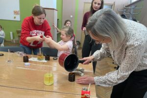 07.03.2026. Sandomierz. Sandomierskie Centrum Kultury. Warsztaty tworzenia świec / Fot. Grażyna Szlęzak-Wójcik - Radio Kielce