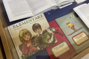 12.02.2026. Kielce. Pedagogiczna Biblioteka Wojewódzka im. Gustawa Herlinga-Grudzińskiego w Kielcach. Otwarcie wystaw „Elementarz dobrych wspomnień” oraz „Nauczanie w klasach początkowych na przestrzeni lat – prezentacja podręczników i materiałów metodycznych ze zbiorów biblioteki” / Fot. Dorota Klusek - Radio Kielce